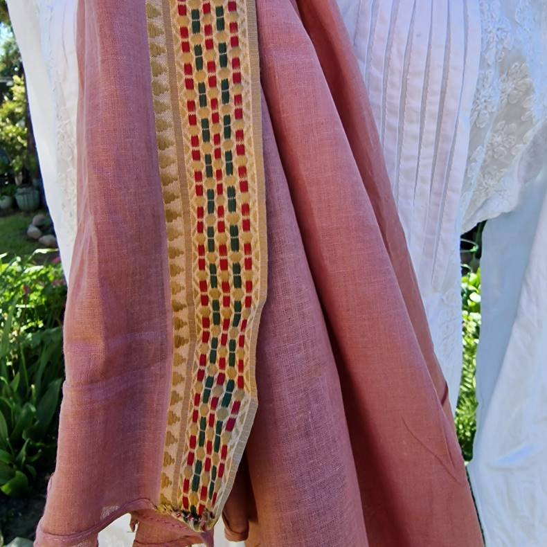 Rosa t�rkl�de med bred gylden/r�d/gr�n bort