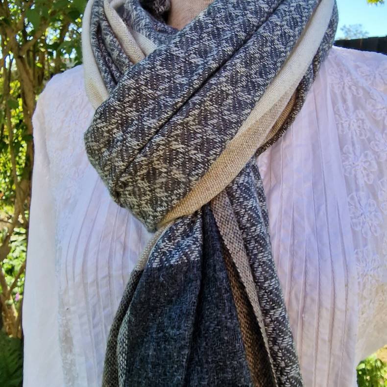 Unisex halstrklde i mixuld gr/brun