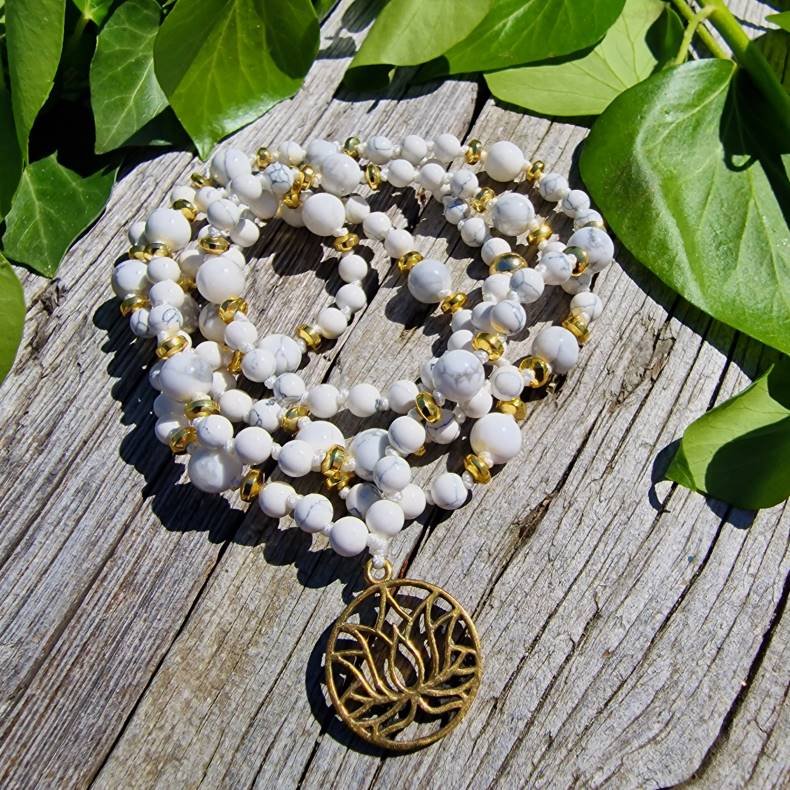 Flower mala howlite