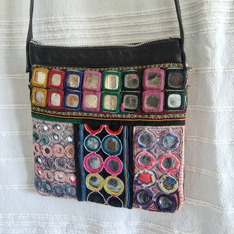 Unik taske med firkantede spejle