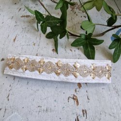 Hvid hrpynt med 10 cm spnde No.87