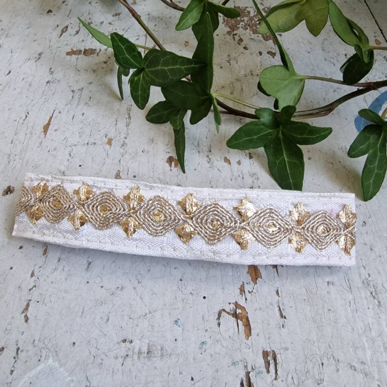 Hvid hrpynt med 10 cm spnde No.87