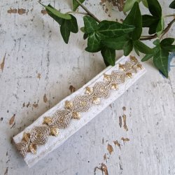 Hvid hrpynt med 10 cm spnde No.87