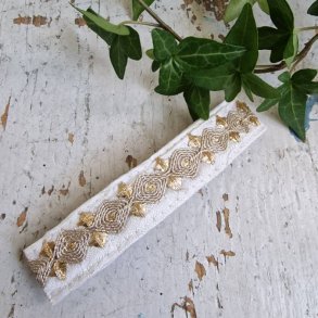 Hvid hrpynt med 10 cm spnde No.87