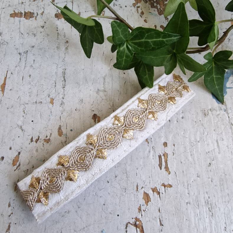 Hvid hrpynt med 10 cm spnde No.87