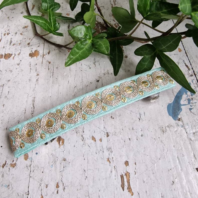 Lys turkis hrpynt med 10 cm spnde No.40