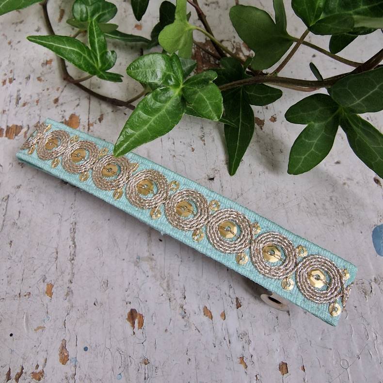 Lys turkis hrpynt med 10 cm spnde No.40