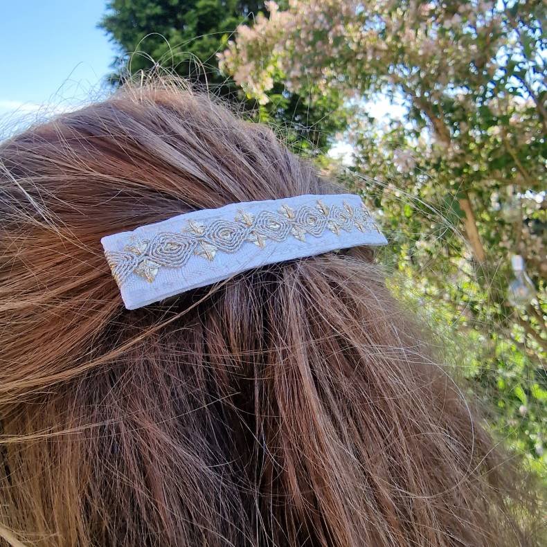 Lys turkis hrpynt med 10 cm spnde No.40