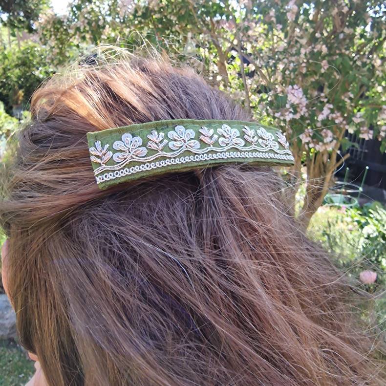 Creme hrpynt med 10 cm spnde No.85