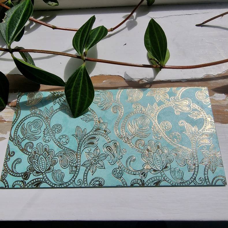 Kuvert Lys turkis med guld mnster