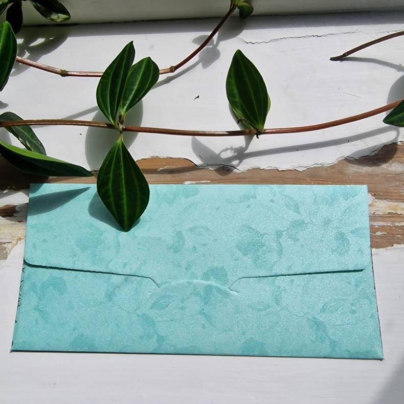 Kuvert Lys turkis med guld mnster