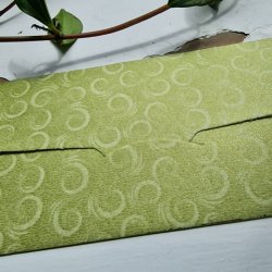Kuvert lys grn med guld mnster
