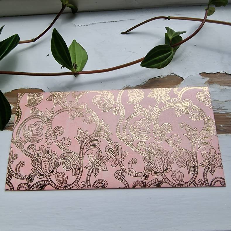 Kuvert lyserd med guld mnster