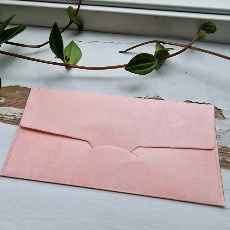 Kuvert lyserd med guld mnster