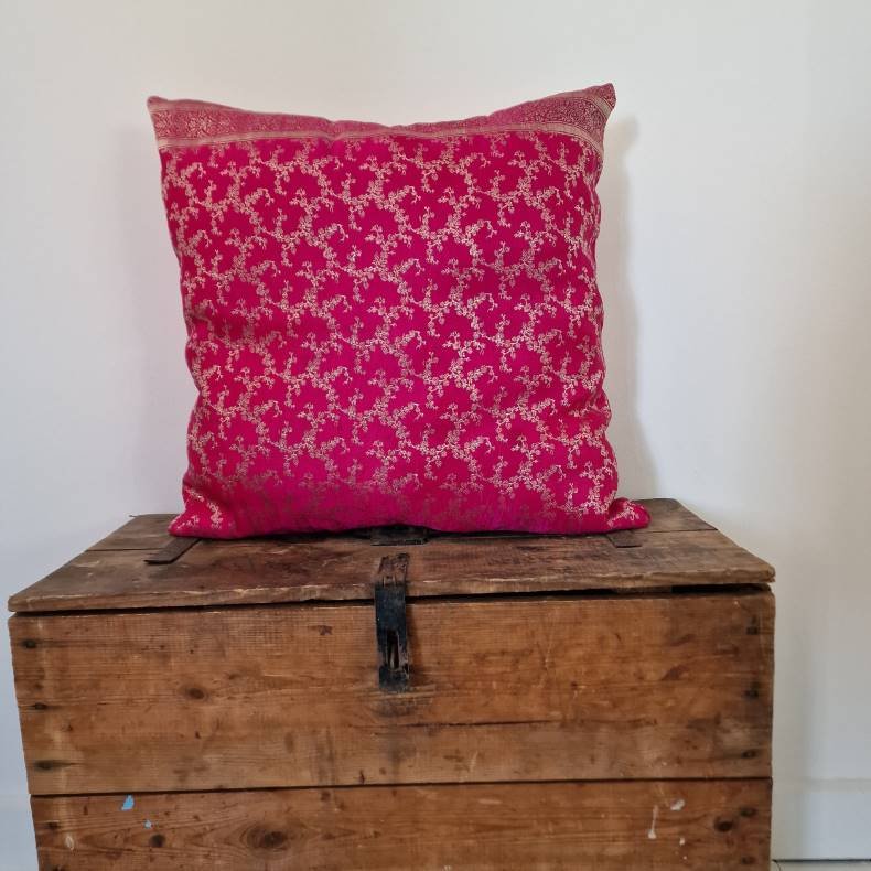 Knald pink pudebetrk med guldmnster