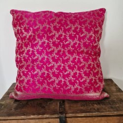 Knald pink pudebetrk med guldmnster