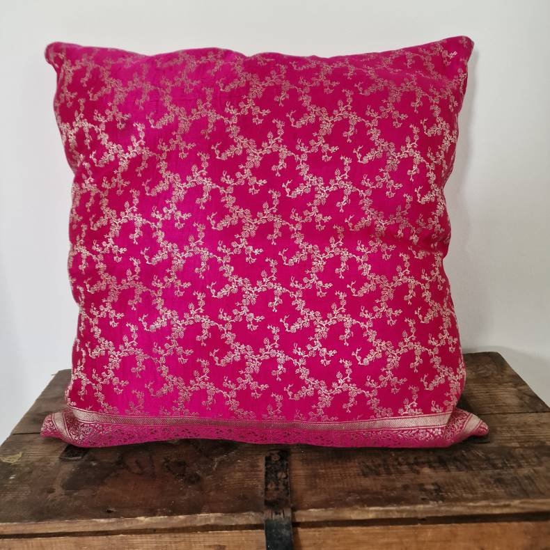 Knald pink pudebetrk med guldmnster