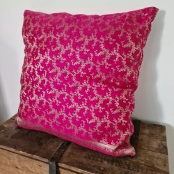 Knald pink pudebetrk med guldmnster