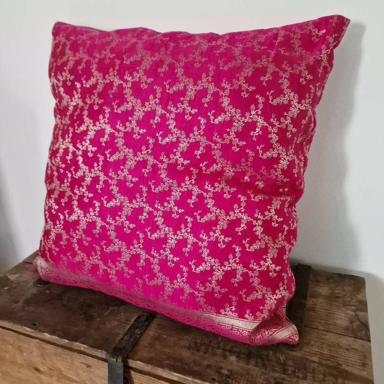 Knald pink pudebetrk med guldmnster