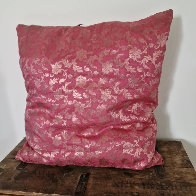 Mrk lyserd med guldmnster pudebetrk