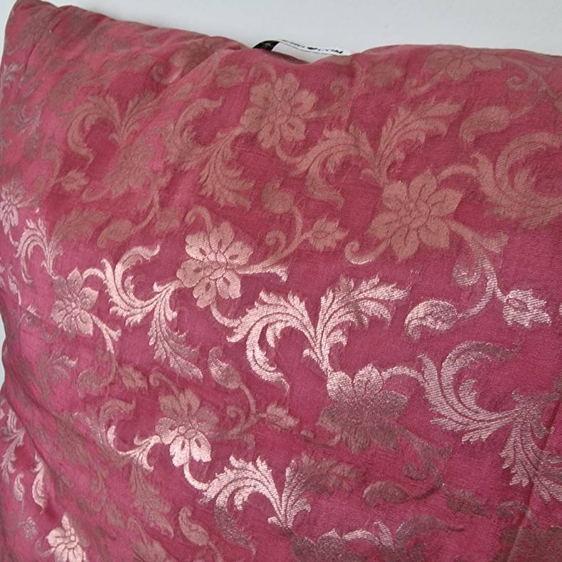 Mrk lyserd med guldmnster pudebetrk