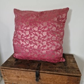 Mrk lyserd med guldmnster pudebetrk