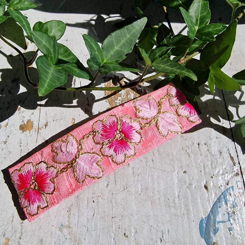 Lyserd/pink hrpynt med 10 cm spnde No.4