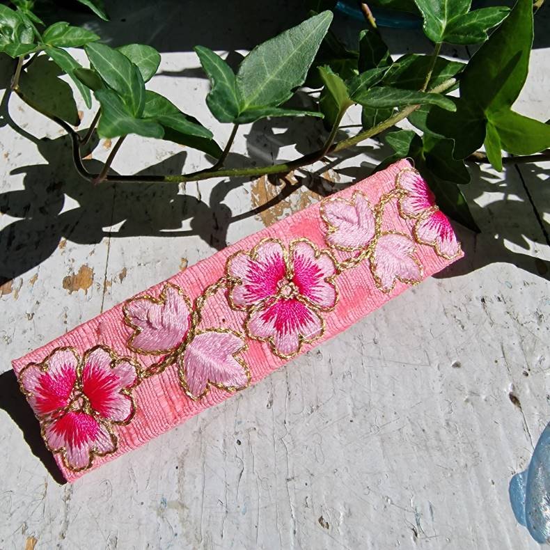 Lyserd/pink hrpynt med 10 cm spnde No.4