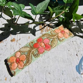 Lys grn hrpynt med 10 cm spnde No. 54