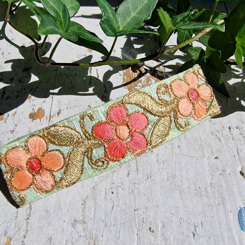 Lys grn hrpynt med 10 cm spnde No. 54