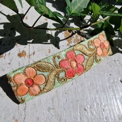 Lys grn hrpynt med 10 cm spnde No. 54