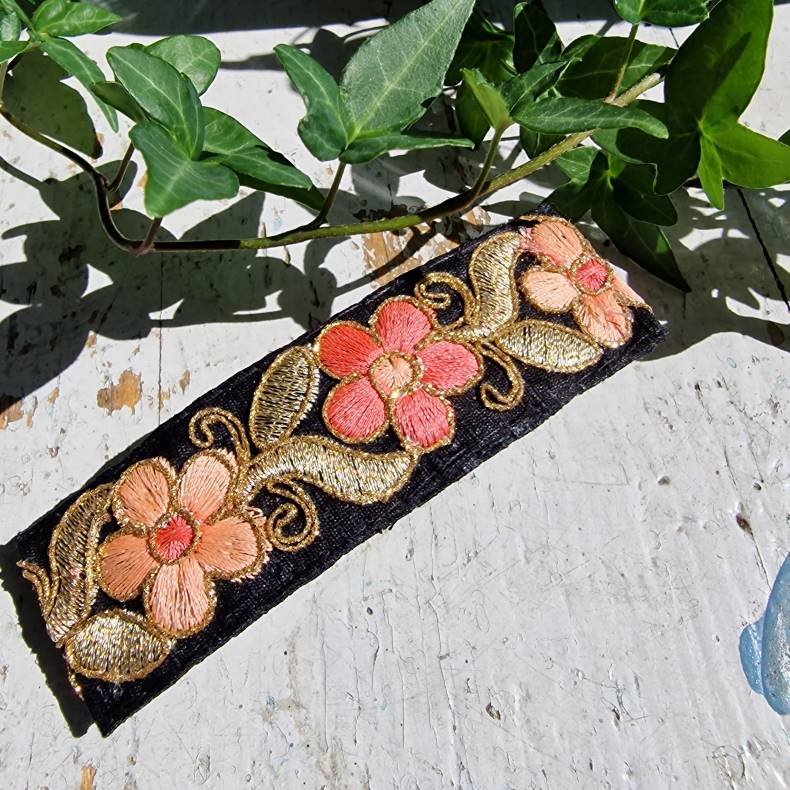 Sort hrpynt med 10 cm spnde No.81