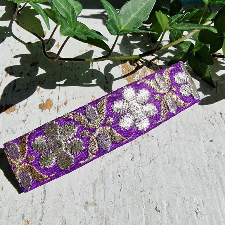 Lilla hrpynt med 10 cm spnde No.70