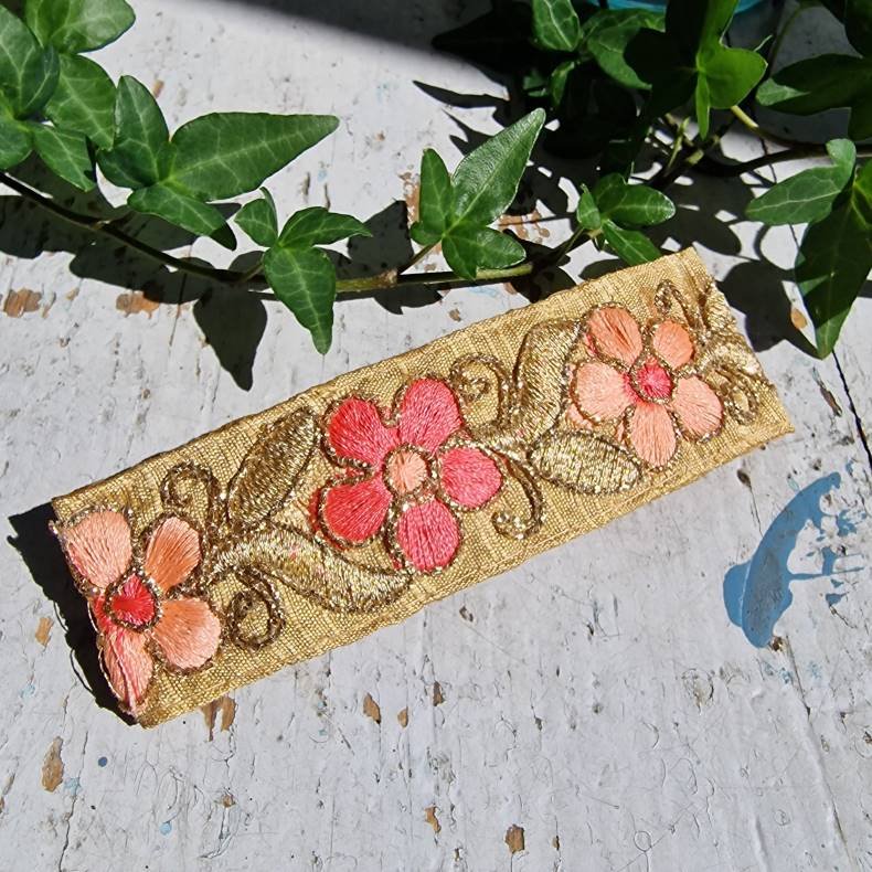 Beige hrpynt med 10 cm spnde No.88