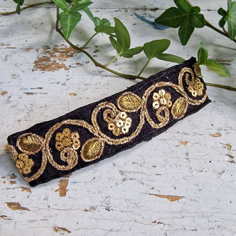 Sort hrpynt med 10 cm spnde No.82