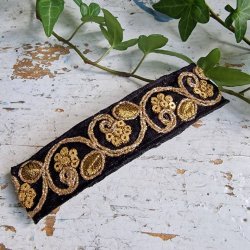 Sort hrpynt med 10 cm spnde No.82