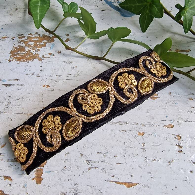 Sort hrpynt med 10 cm spnde No.82