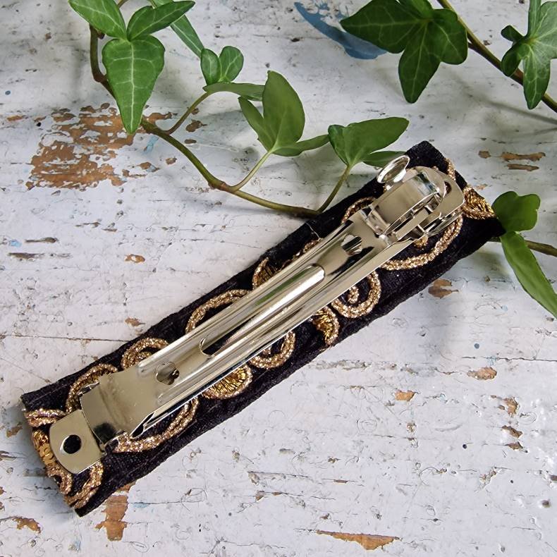 Sort hrpynt med 10 cm spnde No.82