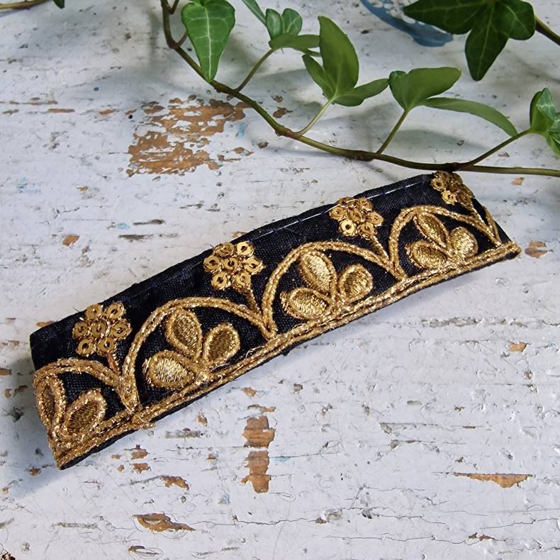 Sort hrpynt med 10 cm spnde No.83