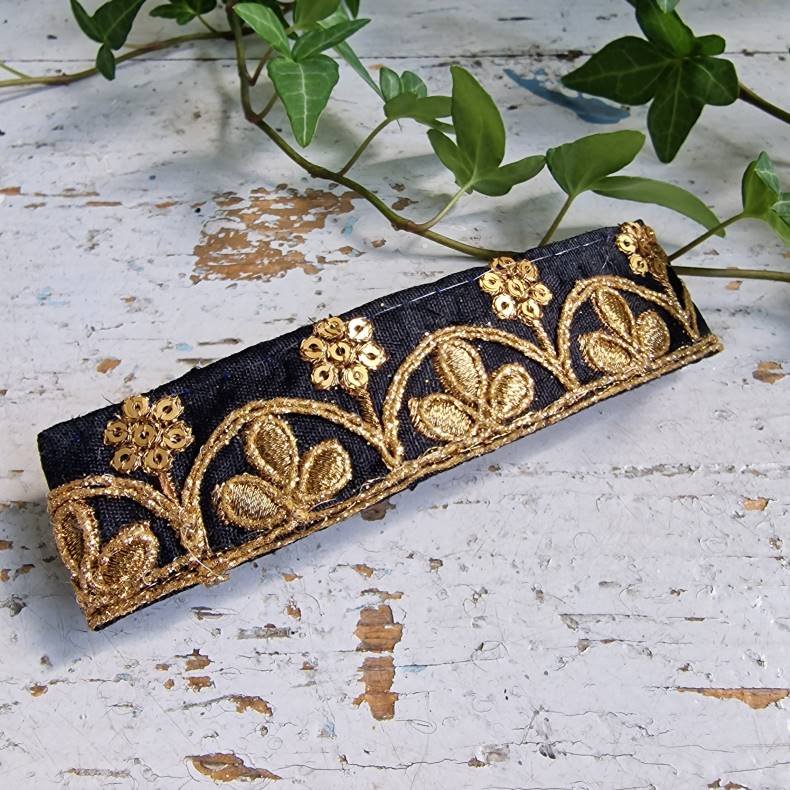 Sort hrpynt med 10 cm spnde No.83