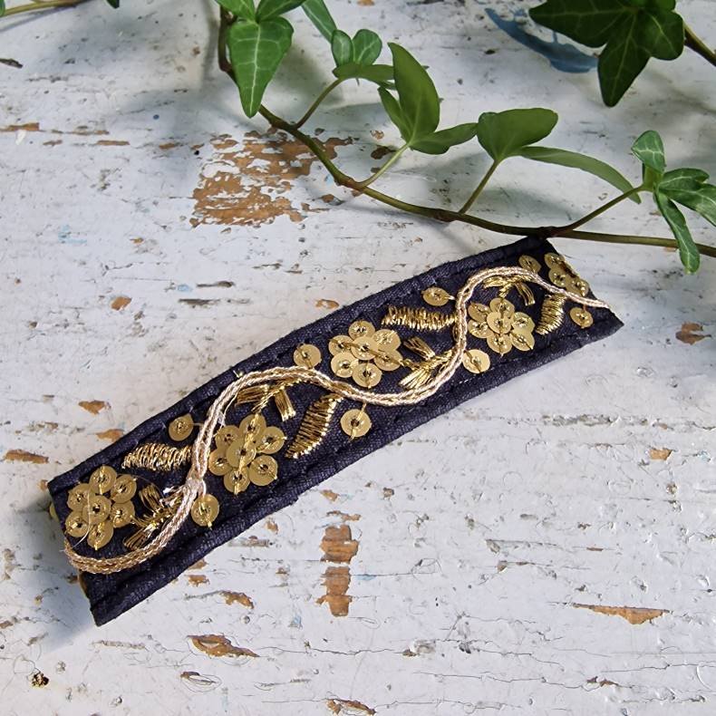 Sort hrpynt med 10 cm spnde No.84