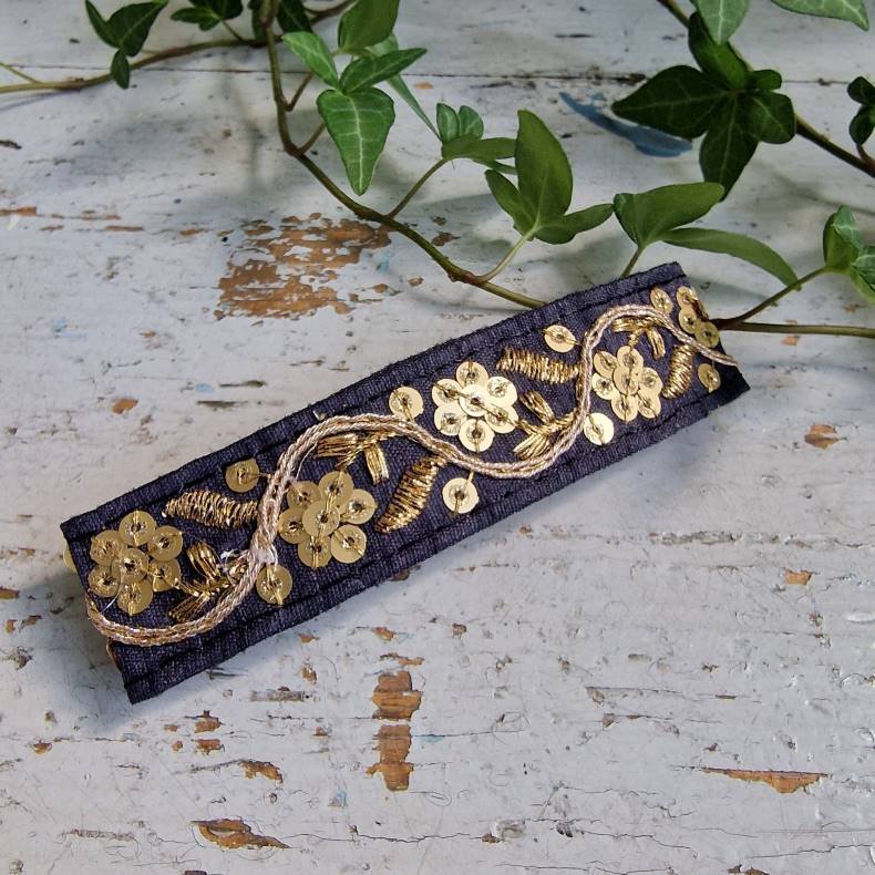 Sort hrpynt med 10 cm spnde No.84