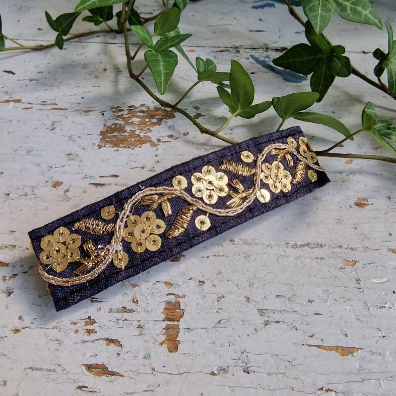 Sort hrpynt med 10 cm spnde No.84