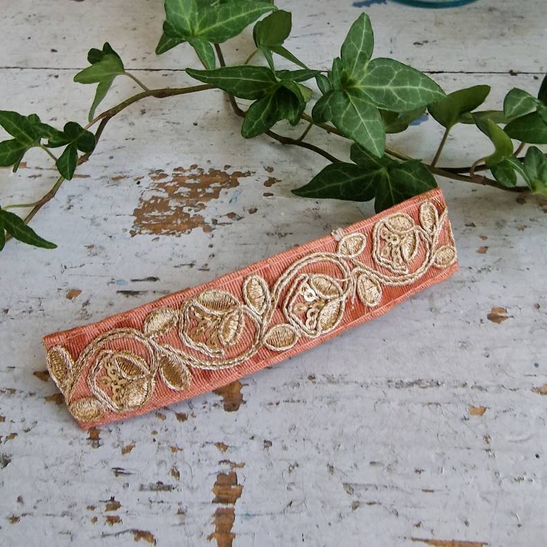 Fersken/rosa hrpynt med 10 cm spnde No.27