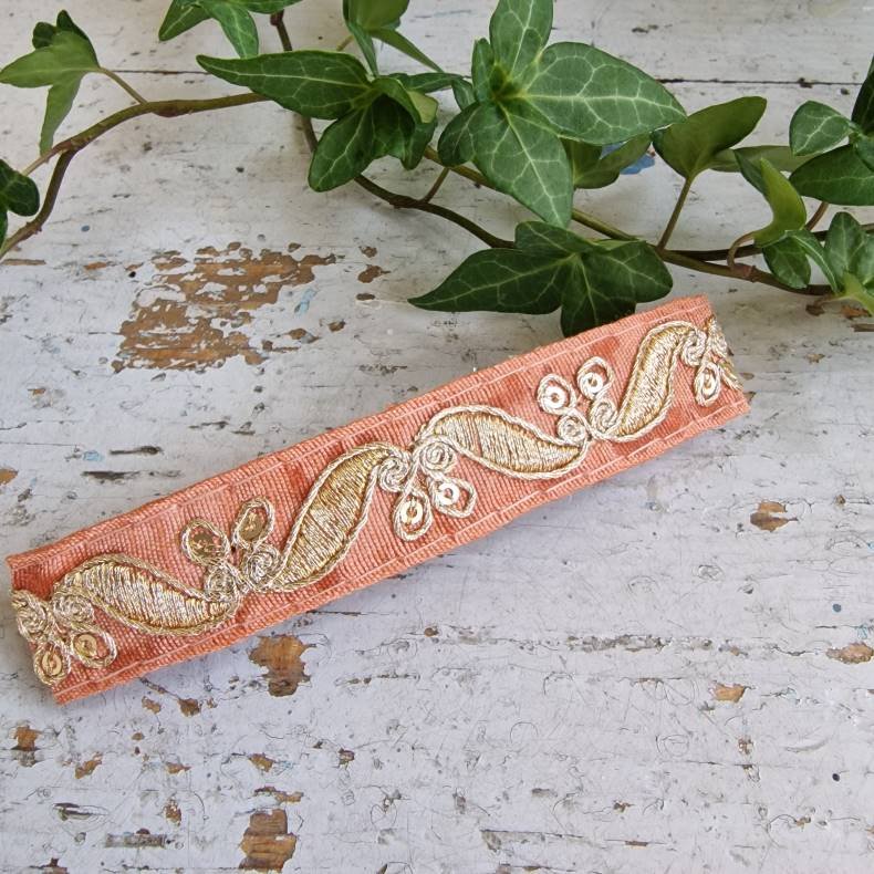 Fersken/rosa hrpynt med 10 cm spnde No.28