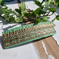 Lysegrn hrpynt med 10 cm spnde No.61