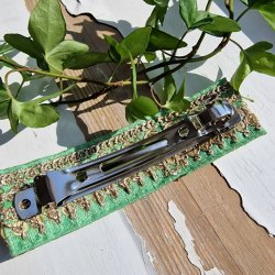 Lysegrn hrpynt med 10 cm spnde No.61