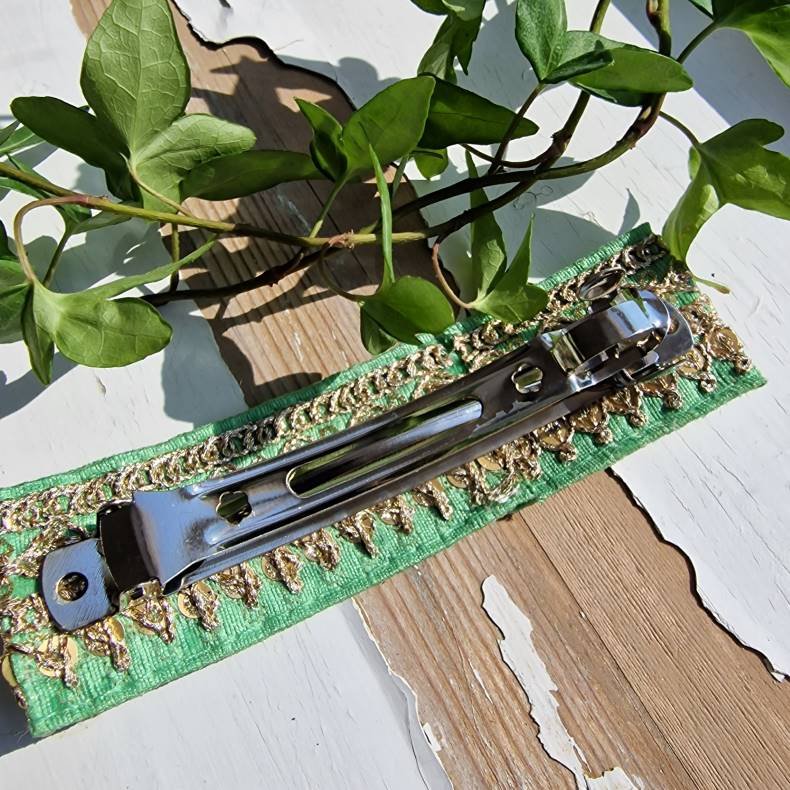 Lysegrn hrpynt med 10 cm spnde No.61