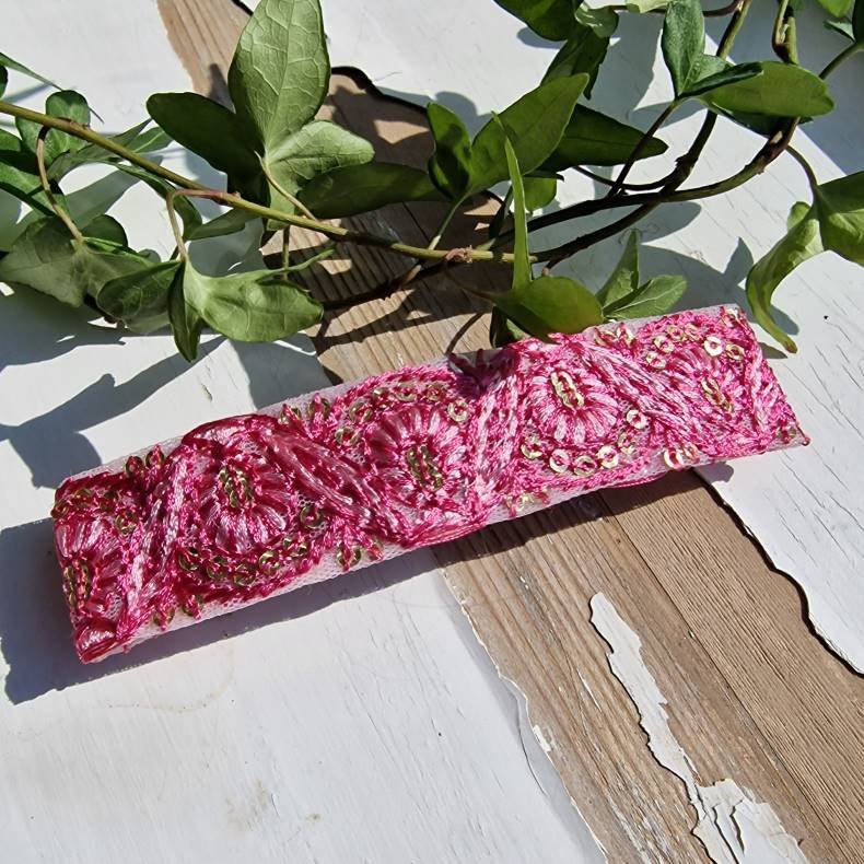 Pink broderet hrpynt med 10 cm spnde No.21