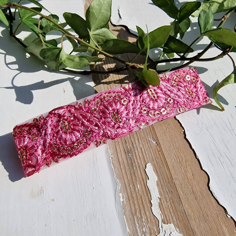 Pink broderet hrpynt med 10 cm spnde No.21